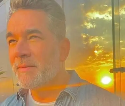 Era un joven reci&eacute;n titulado en Ortopedia, de quien Rub&iacute; se enamora, pero rechaza por su situaci&oacute;n econ&oacute;mica.