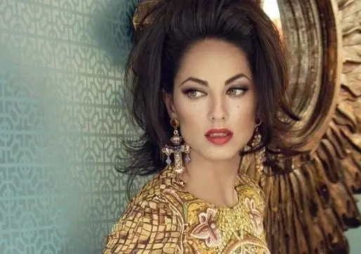 Era una joven universitaria que decide usar su belleza para ascender de posici&oacute;n social cas&aacute;ndose con un hombre rico.