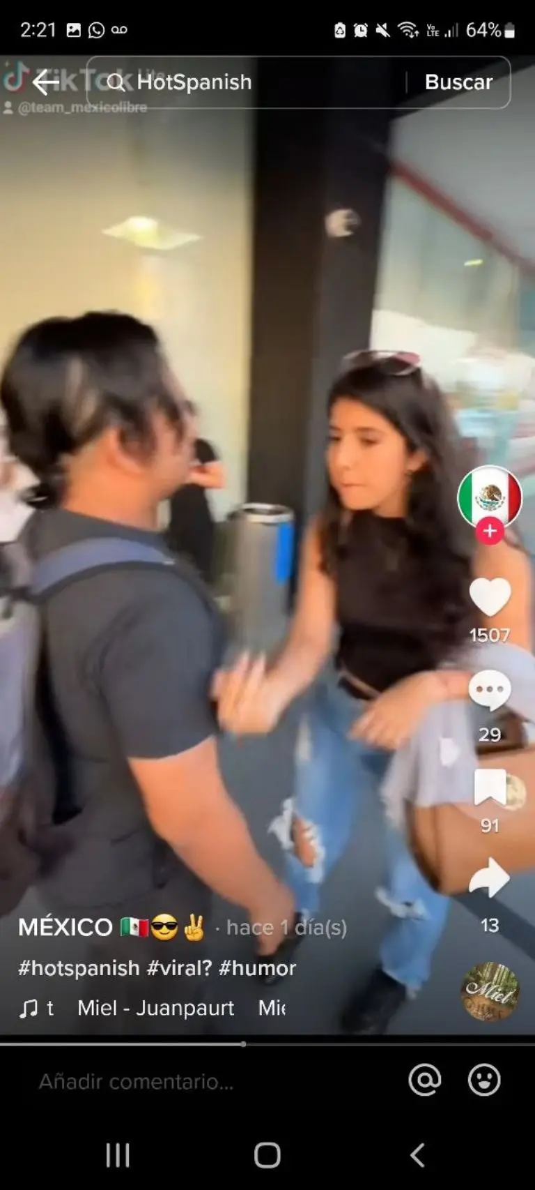 Joven se arrepiente de cambiar a su novia por un teléfono - Tomada de video