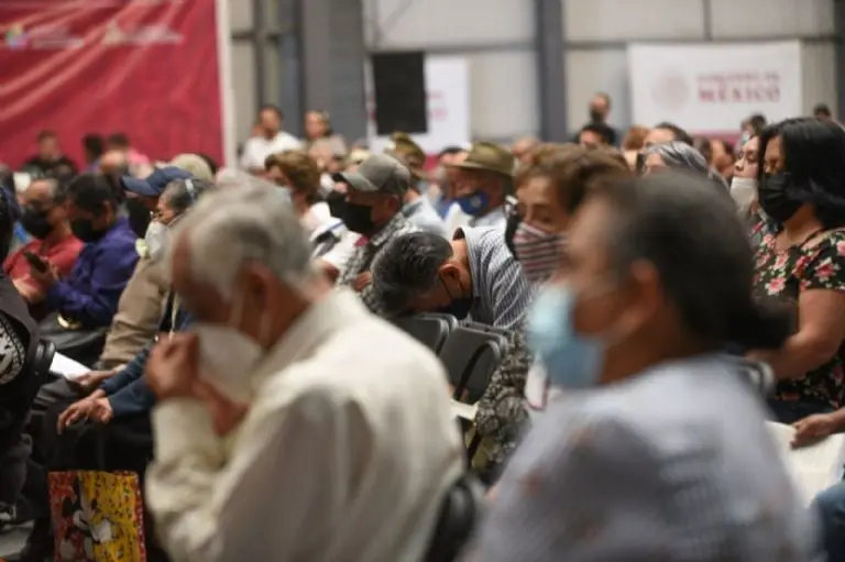 Los adultos mayores recibirán un pago doble en la pensión. Foto: Cuartoscuro.