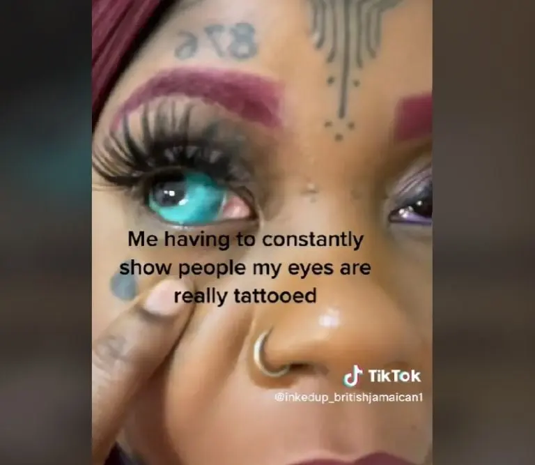 Mujer se tatúa los ojos y podría quedar ciega (TikTok)
