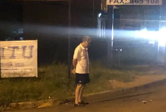 Padre espera a que su hija vuelva del trabajo Padre espera a que su hija vuelva del trabajo