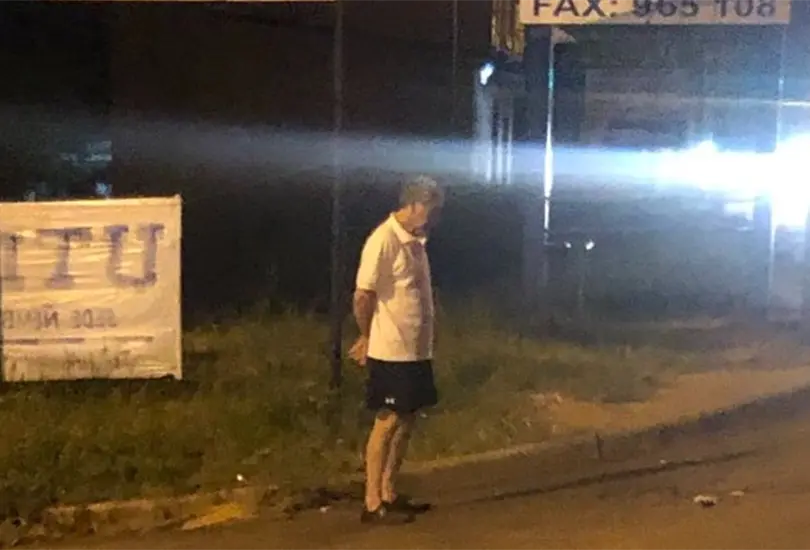 Padre espera a que su hija vuelva del trabajo