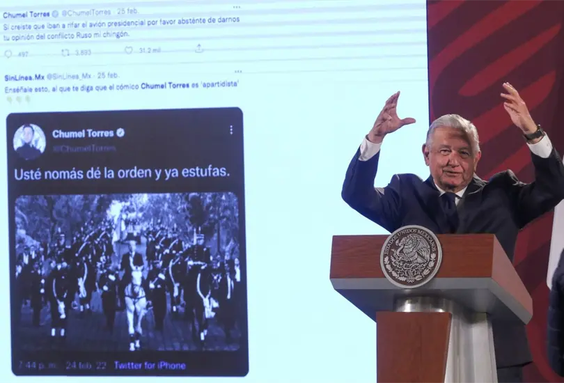 AMLO exhibe tuit de Chumel Torres en la conferencia ma&ntilde;anera. 