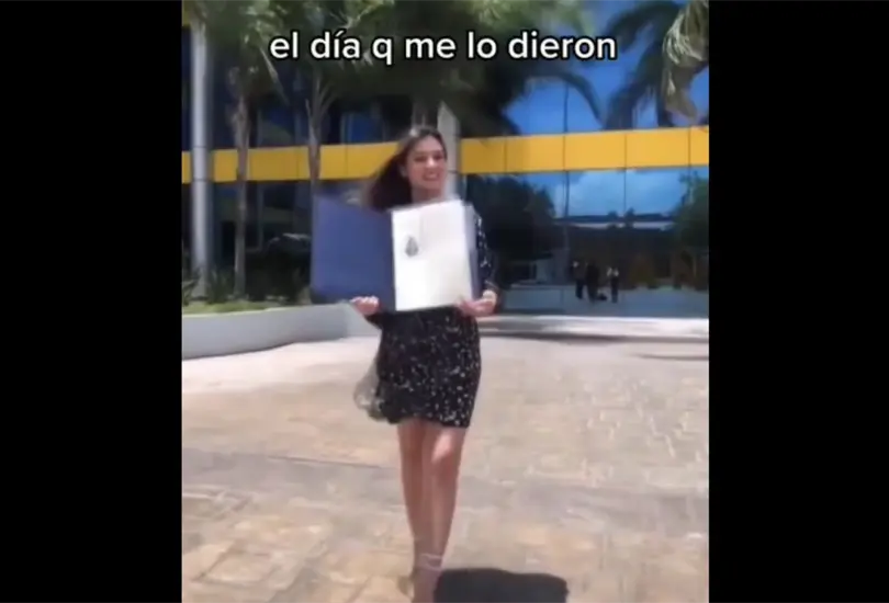 Viento se lleva título universitario mientras una joven lo presumía Viento se lleva título universitario mientras una joven lo presumía