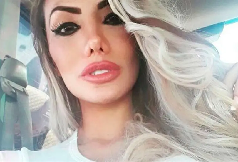 Mam&aacute; fitness responde a cr&iacute;ticas por usar ropa deportiva para llevar a su hijo a la escuela | VIRAL