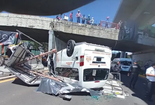 Combi cae de un puente en Tlalnepantla Combi cae de un puente en Tlalnepantla