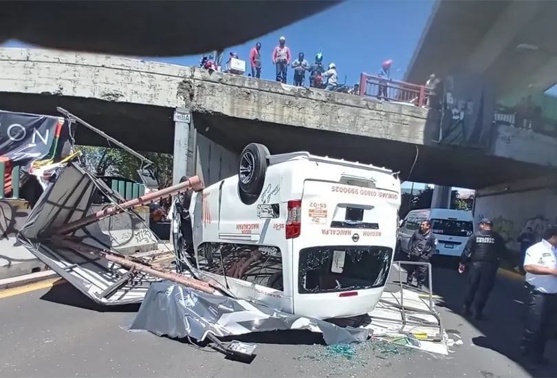 Combi cae de un puente en Tlalnepantla