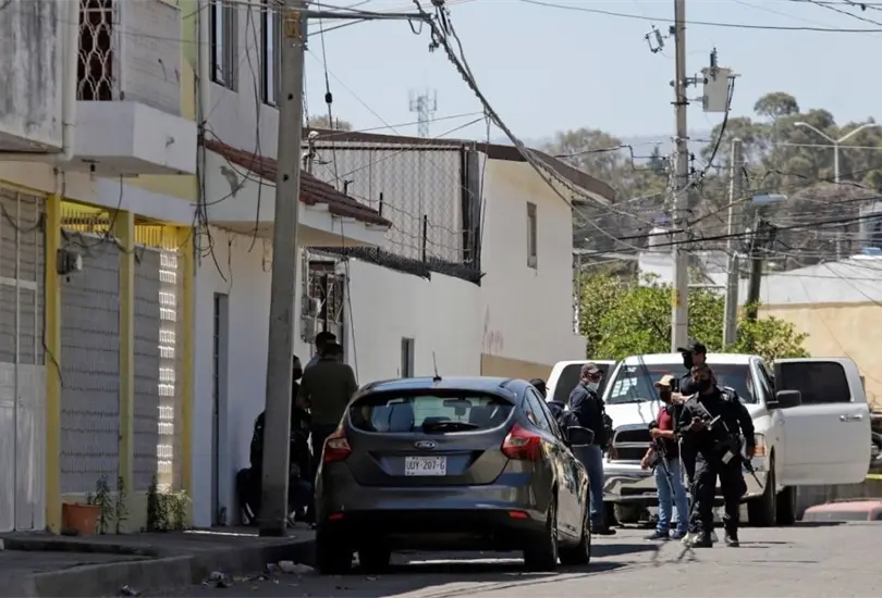 Las autoridades realizaron cateos en siete domicilios, donde encontraron drogas y armas