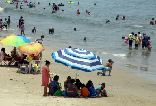 En Semana Santa, sobre las playas de Acapulco se observa a turistas descansando la resaca de los días de diversión en el puerto.