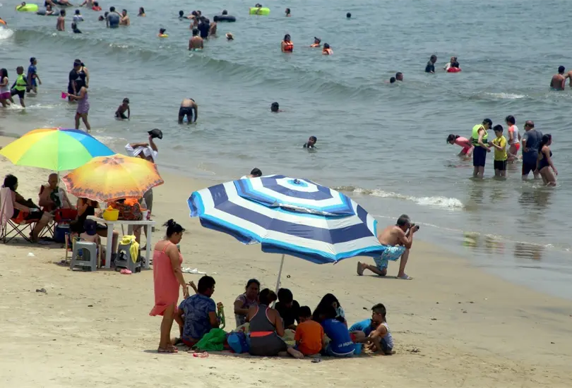 En Semana Santa, sobre las playas de Acapulco se observa a turistas descansando la resaca de los días de diversión en el puerto. En Semana Santa, sobre las playas de Acapulco se observa a turistas descansando la resaca de los días de diversión en el puerto.