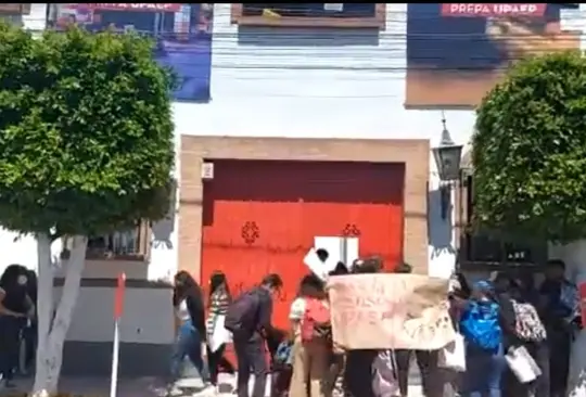 La preparatoria no dio a conocer más detalles sobre el estado del estudiante que agredió al profesor. La preparatoria no dio a conocer más detalles sobre el estado del estudiante que agredió al profesor.