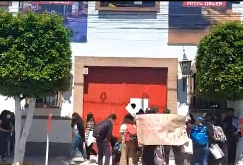 La preparatoria no dio a conocer m&aacute;s detalles sobre el estado del estudiante que agredi&oacute; al profesor.