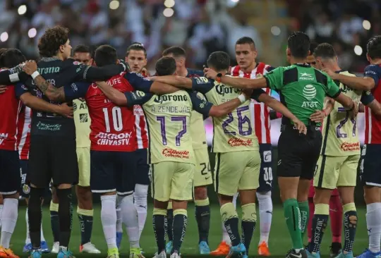 Al minuto 62 del clásico pararon el partido para pedir por la paz.