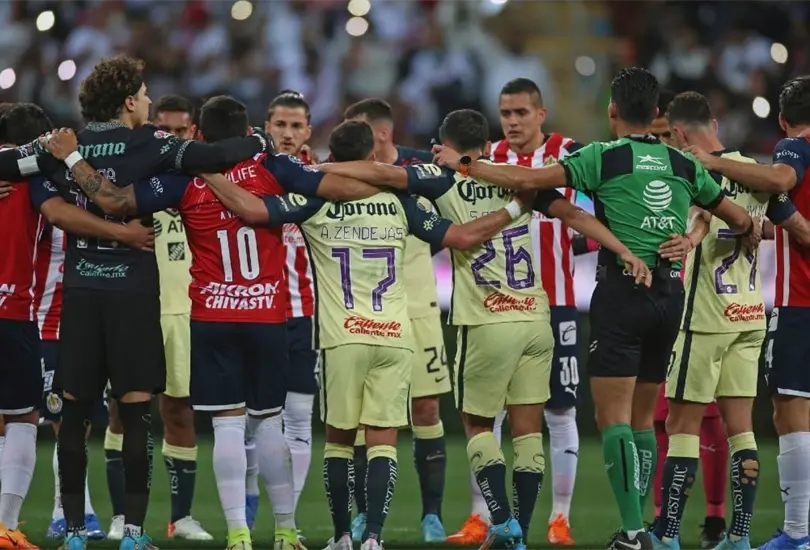 Al minuto 62 del cl&aacute;sico pararon el partido para pedir por la paz.