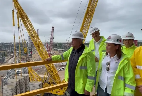 López Obrador y Rocío Nahle supervizan los avances de la refinería Olmeca.