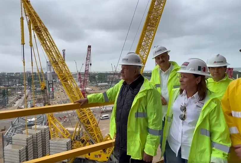 L&oacute;pez Obrador y Roc&iacute;o Nahle supervizan los avances de la refiner&iacute;a Olmeca.