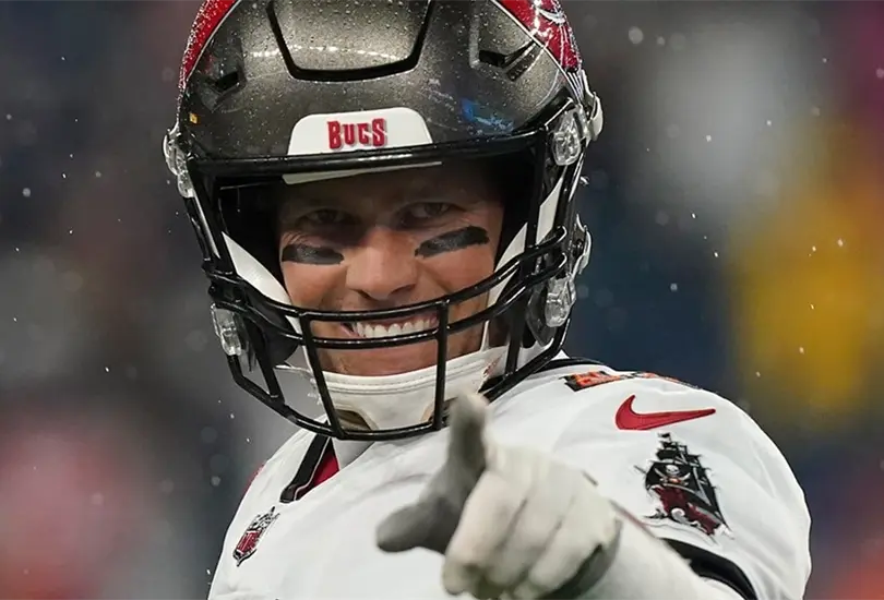 Brady dice que su lugar est&aacute; en el campo y no en las gradas.