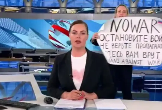 La mujer que interrumpe el noticiero ruso era empleada de la televisora. 