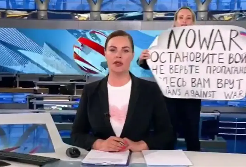 La mujer que interrumpe el noticiero ruso era empleada de la televisora. 