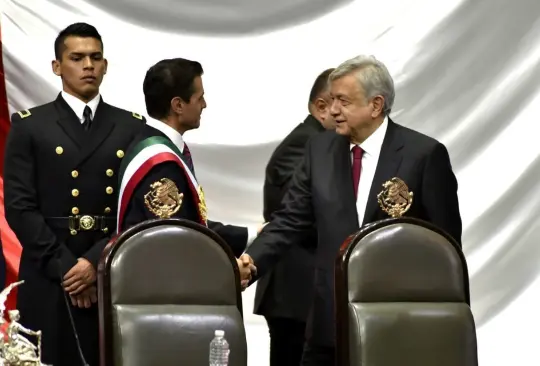 Enrique Peña Nieto y AMLO en la toma de posesión del 2018. 