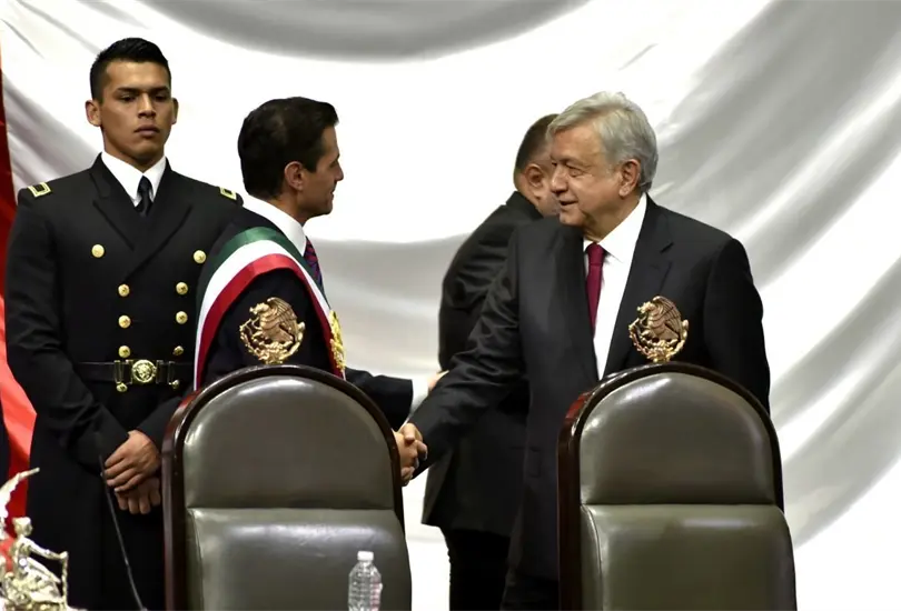 Enrique Pe&ntilde;a Nieto y AMLO en la toma de posesi&oacute;n del 2018. 