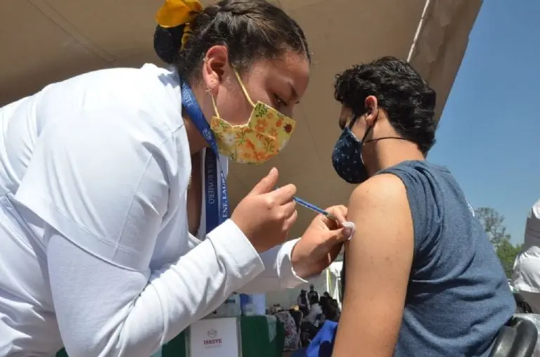 10 municipios vacunarán con dosis de refuerzo a jóvenes de 18 a 29 años. FOTO: Cuartoscuro