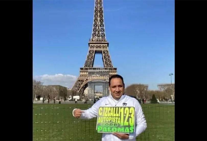 El barrio siempre lo llevaré conmigo: Hombre presume letrero de camión de Izcalli frente a la Torre Eiffel El barrio siempre lo llevaré conmigo: Hombre presume letrero de camión de Izcalli frente a la Torre Eiffel