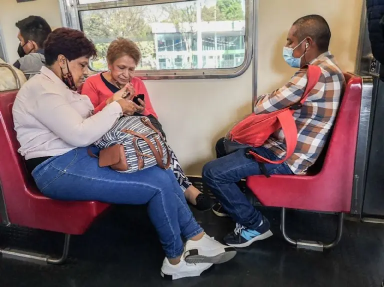 Hasta el momento la Secretaría de Salud no ha emitido una postura sobre la eliminación del uso del cubrebocas. FOTO: Cuartoscuro