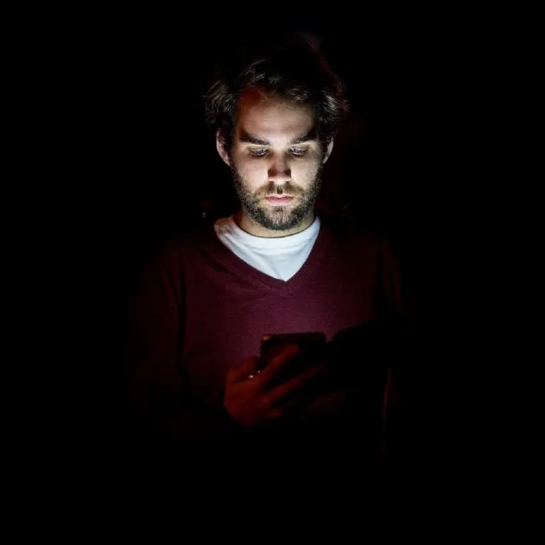 El uso del celular afecta la calidad del sueño. FOTO: Pixabay