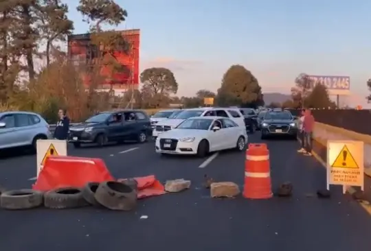 ¡En pleno puente! Manifestantes bloquean la autopista México-Cuernavaca ¡En pleno puente! Manifestantes bloquean la autopista México-Cuernavaca