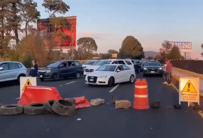 ¡En pleno puente! Manifestantes bloquean la autopista México-Cuernavaca ¡En pleno puente! Manifestantes bloquean la autopista México-Cuernavaca