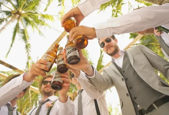 Las personas son contratadas para fingir ser invitados y crear un ambiente divertido. Las personas son contratadas para fingir ser invitados y crear un ambiente divertido.