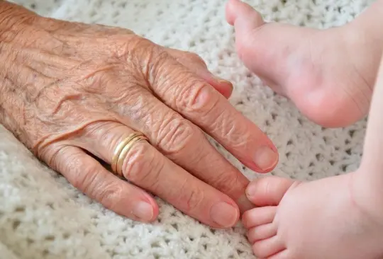 Critican a abuelita por querer cobrar para cuidar a su nieto. 