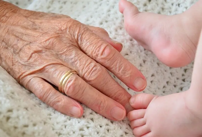 Critican a abuelita por querer cobrar para cuidar a su nieto. Critican a abuelita por querer cobrar para cuidar a su nieto.