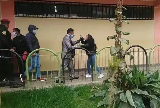 Hijos irrumpen en la boda de su padre; reclaman pensión alimenticia