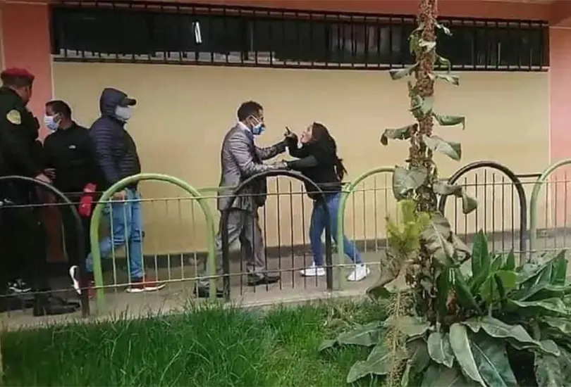 Hijos irrumpen en la boda de su padre; reclaman pensi&oacute;n alimenticia