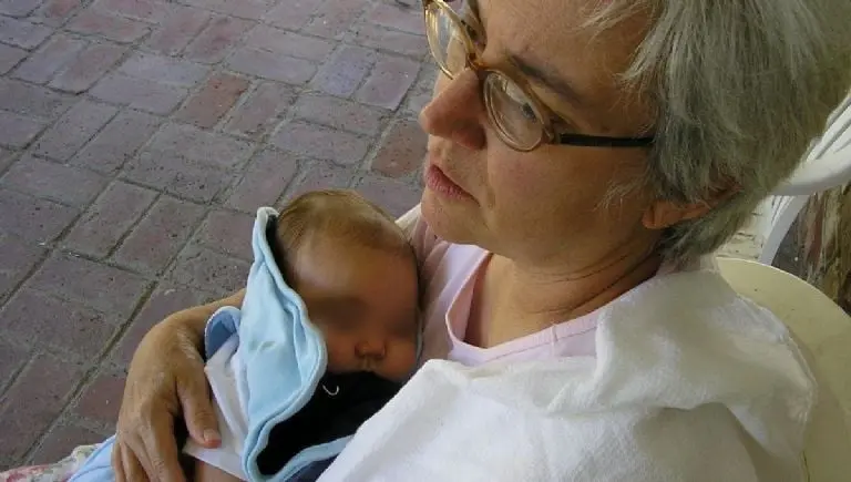 Abuelita cobra por cuidar a su nieto. Foto: Especial.