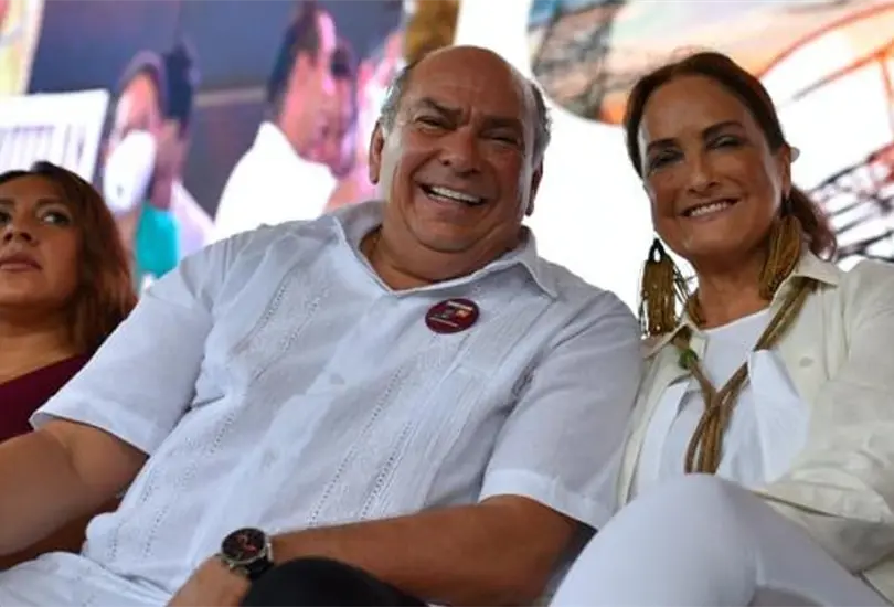 Antonio P&eacute;rez y Patricia Armend&aacute;riz durante la reuni&oacute;n informativa de la Reforma El&eacute;ctrica en Minatitl&aacute;n.