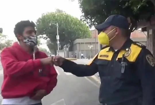 El policía no dudó en devolver el dinero encontrado a sus dueños. El policía no dudó en devolver el dinero encontrado a sus dueños.