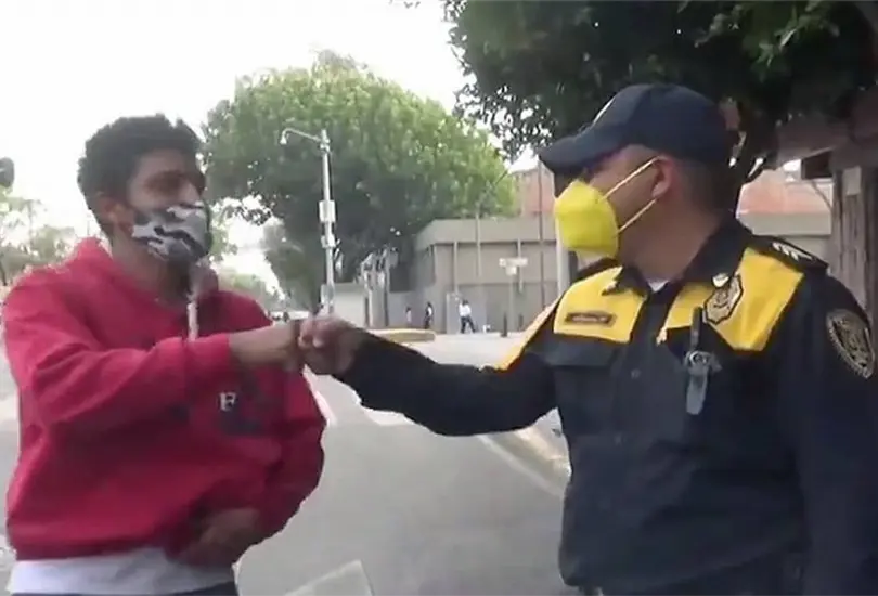 El polic&iacute;a no dud&oacute; en devolver el dinero encontrado a sus due&ntilde;os.