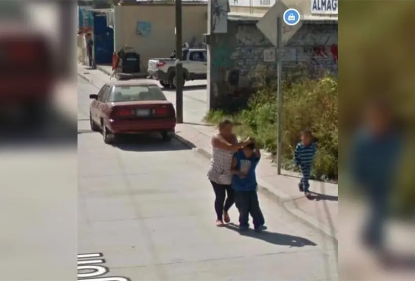A lado de la mujer y el ni&ntilde;o iba otro peque&ntilde;o, quien s&oacute;lo ve&iacute;a como jalaban de las orejas a su compa&ntilde;ero. 