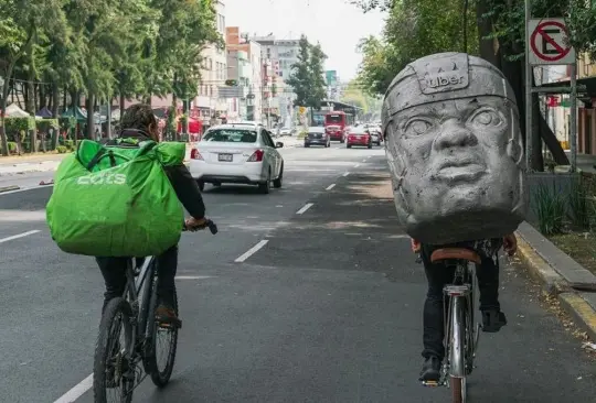 Artista entrega pedidos con mochila de cabeza olmeca