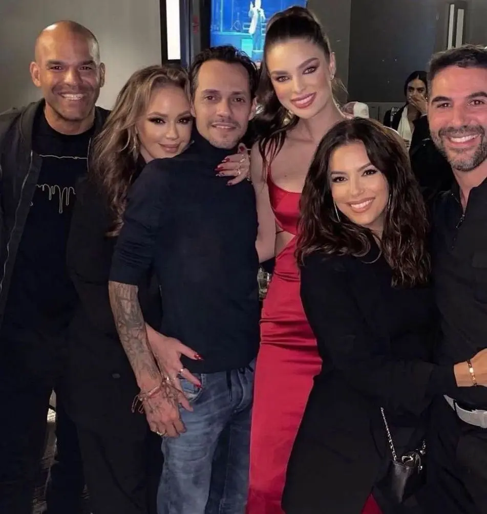 Despu&eacute;s de un concierto en Los &Aacute;ngeles, el cantante subi&oacute; una foto a Instagram con Nadia Ferreira y otras celebridades como: Eva Longoria, Pepe Bast&oacute;n y Oscar de la Hoya.