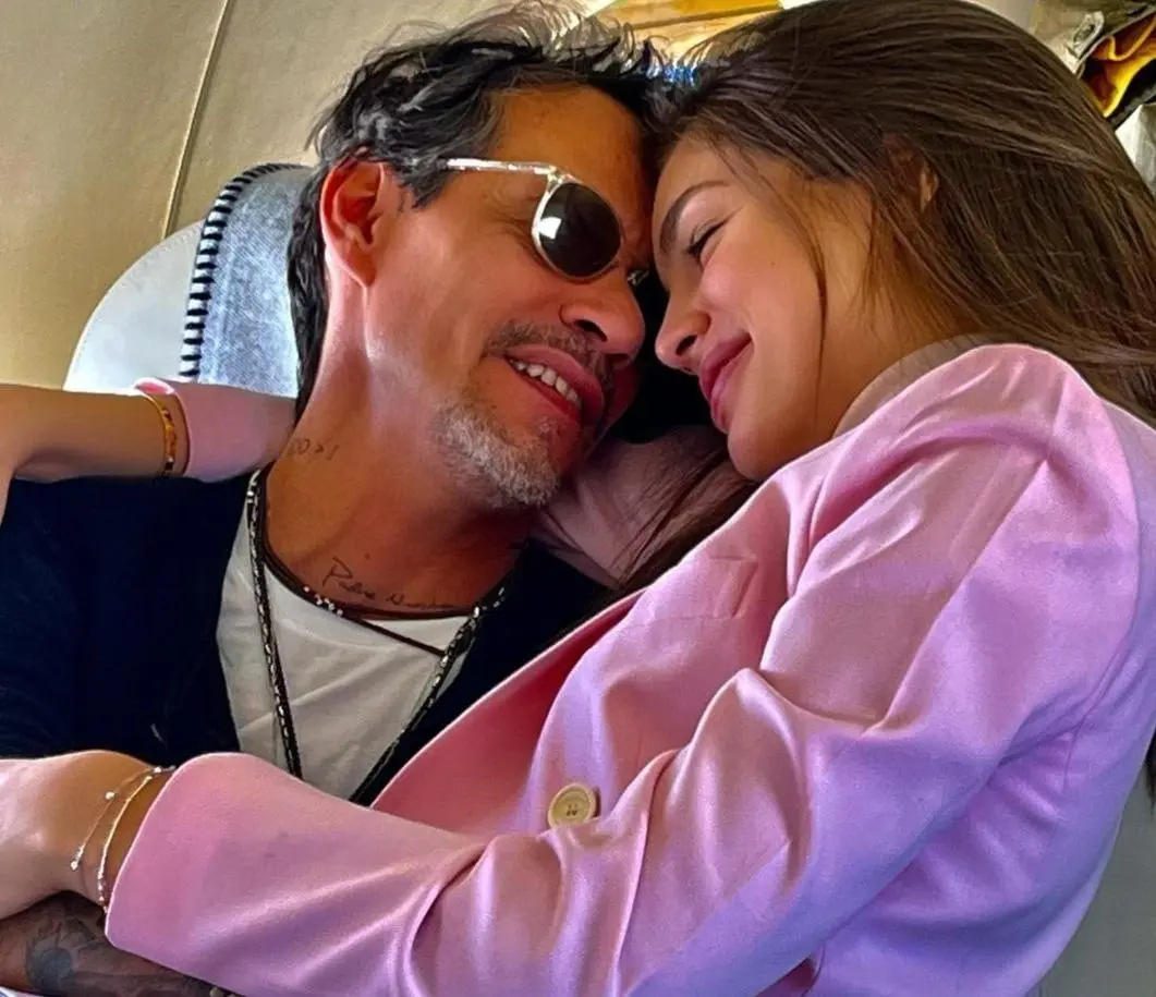 Aunque recibi&oacute; algunas cr&iacute;ticas, Marc Anthony prefiri&oacute; quedarse con los comentarios positivos y subi&oacute; otra foto abrazando a su novia con el mensaje: "Que Dios les multiplique todo lo que ustedes nos desean".