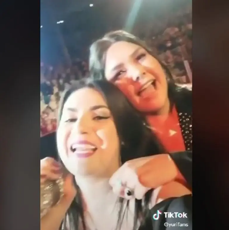 Yuridia canta con fan (TikTok)