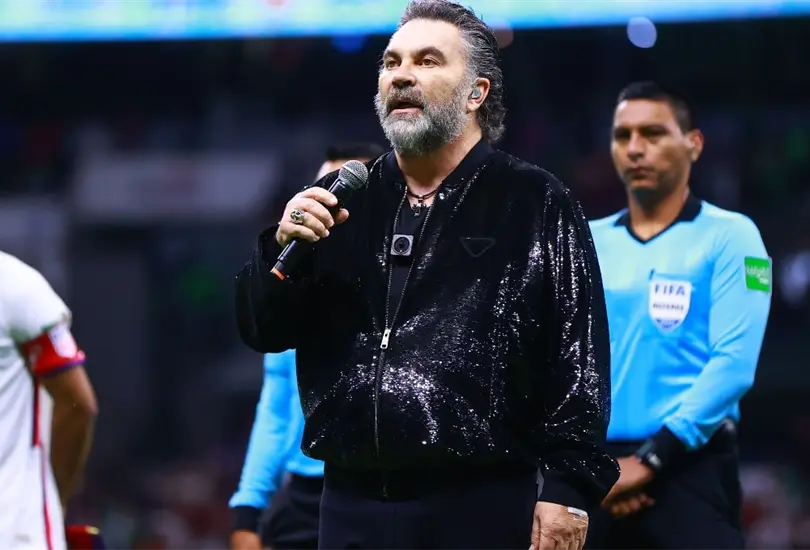Manuel Mijares interpretó el Himno Nacional en el Estadio Azteca Manuel Mijares interpretó el Himno Nacional en el Estadio Azteca