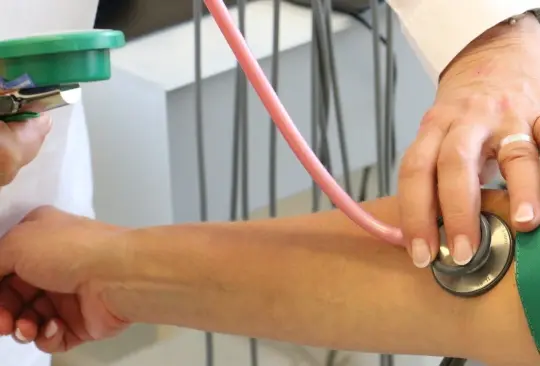 Especialistas recomiendan acudir con un médico si se tiene uno de los factores que pueden propiciar el riesgo de sufrir un infarto silencioso. Especialistas recomiendan acudir con un médico si se tiene uno de los factores que pueden propiciar el riesgo de sufrir un infarto silencioso.