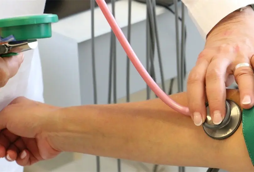 Especialistas recomiendan acudir con un m&eacute;dico si se tiene uno de los factores que pueden propiciar el riesgo de sufrir un infarto silencioso.