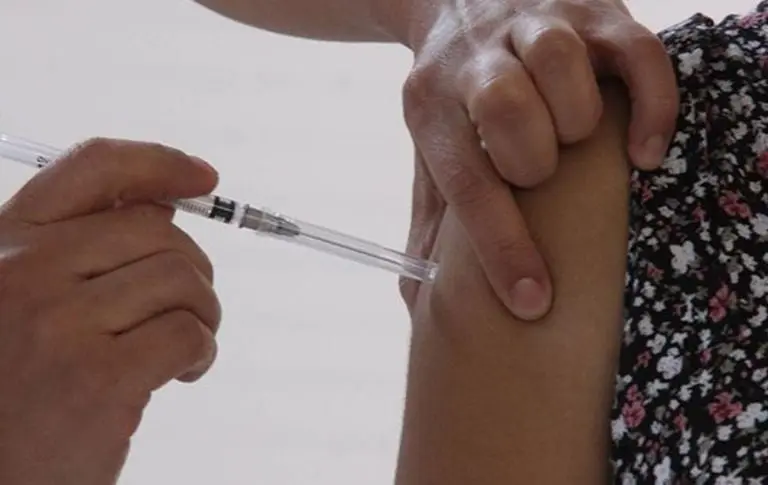 Las y los menores de edad pueden acceder a la vacuna contra VPH. FOTO: IMSS